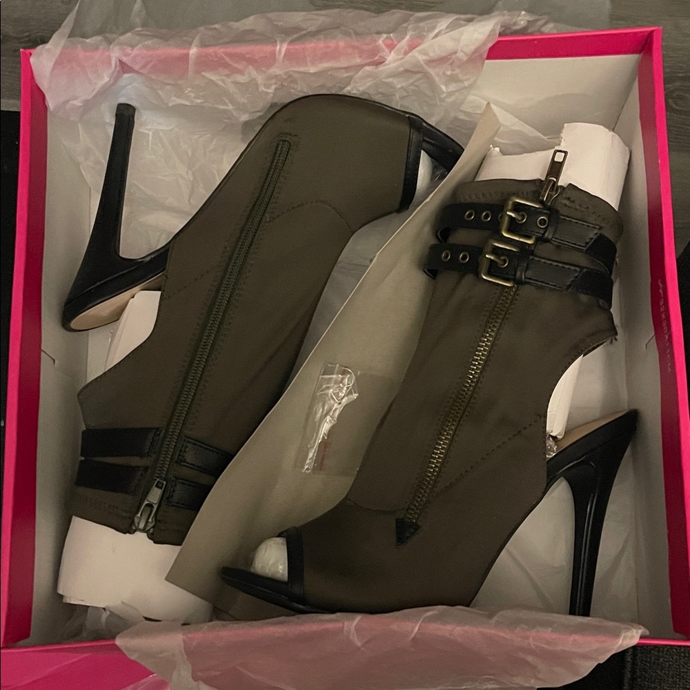 Shoe Dazzle Olive and Black Zipper Heels